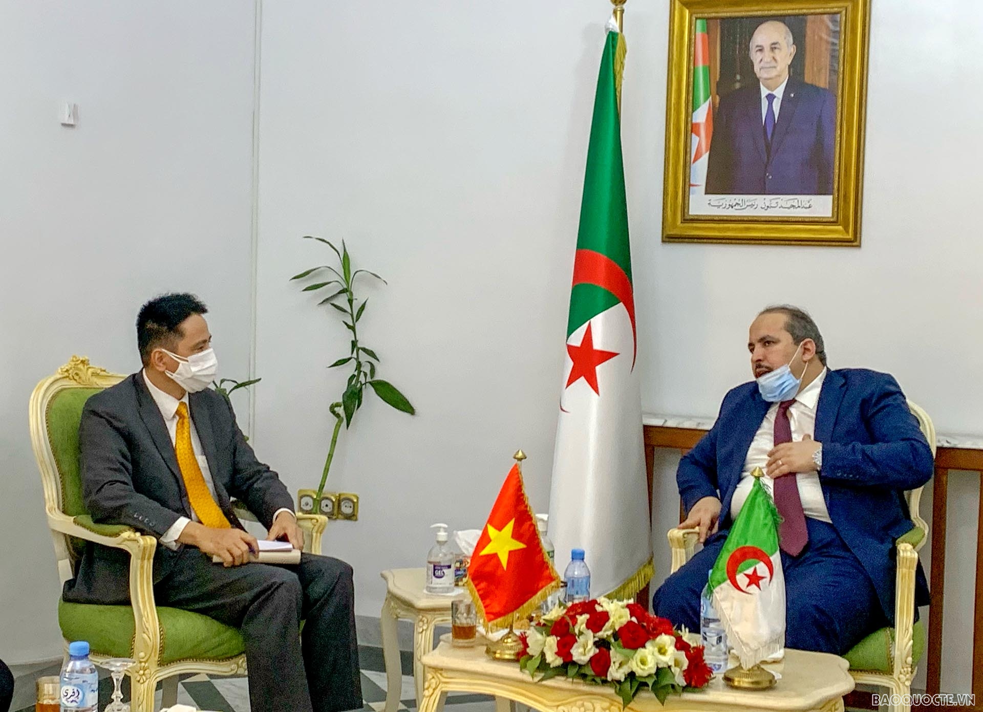 Vietnamese Ambassador politely greets General Secretary of Algerian National Liberation Front Party